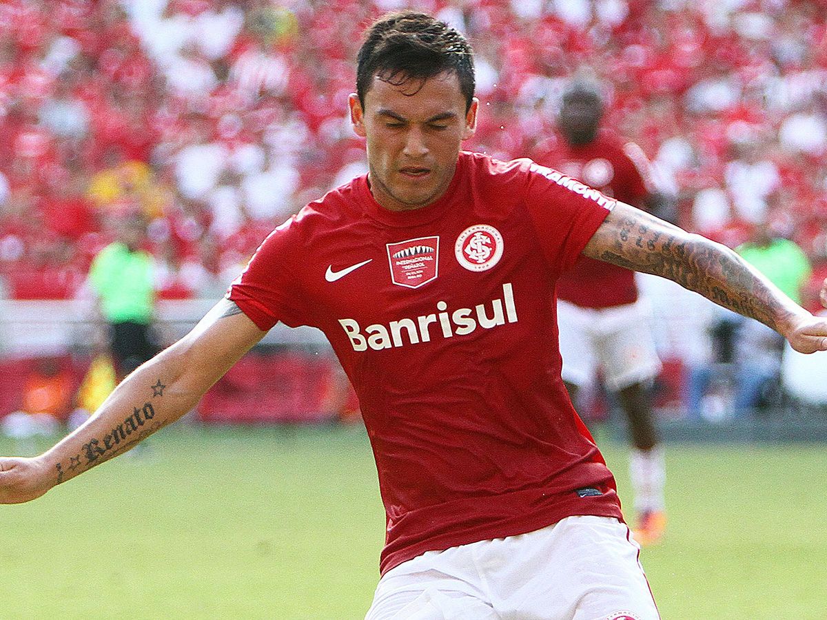 Charles Aránguiz Internacional Penarol Beira-Rio 04062014