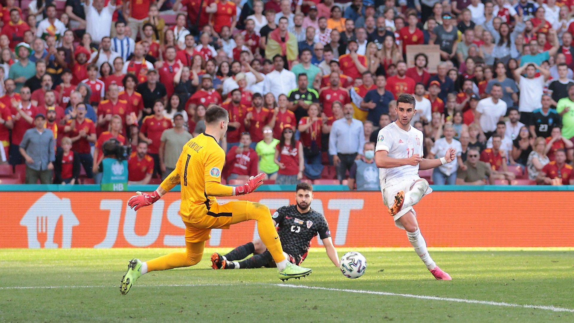 Gvardiol Ferran Torres Croatia Spain Euro 2020