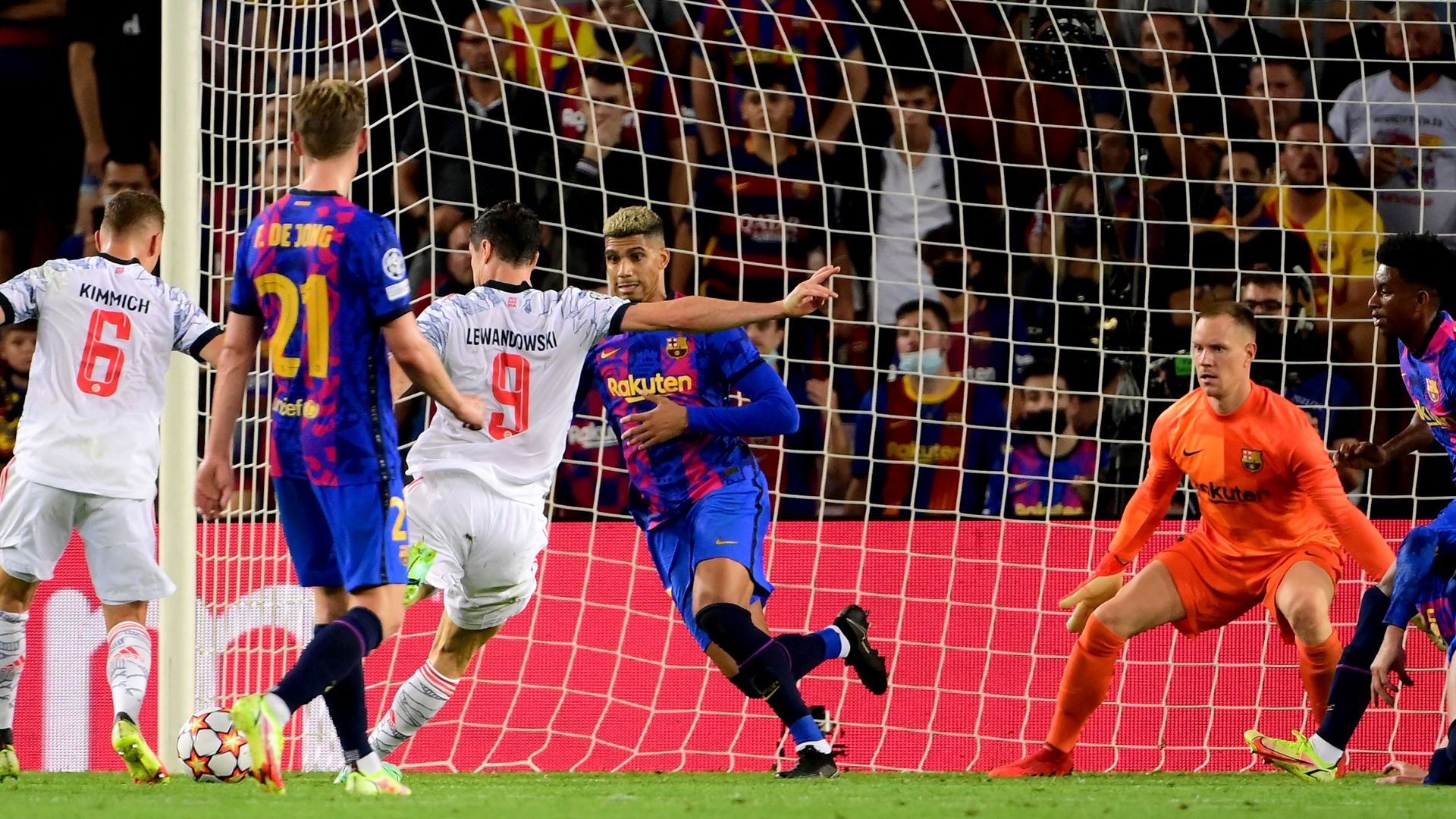 Lewandowski marca a Ter Stegen en el Barcelona vs. Bayern
