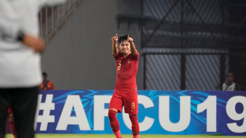 فرحة لاعب إندونيسيا بالتأهل