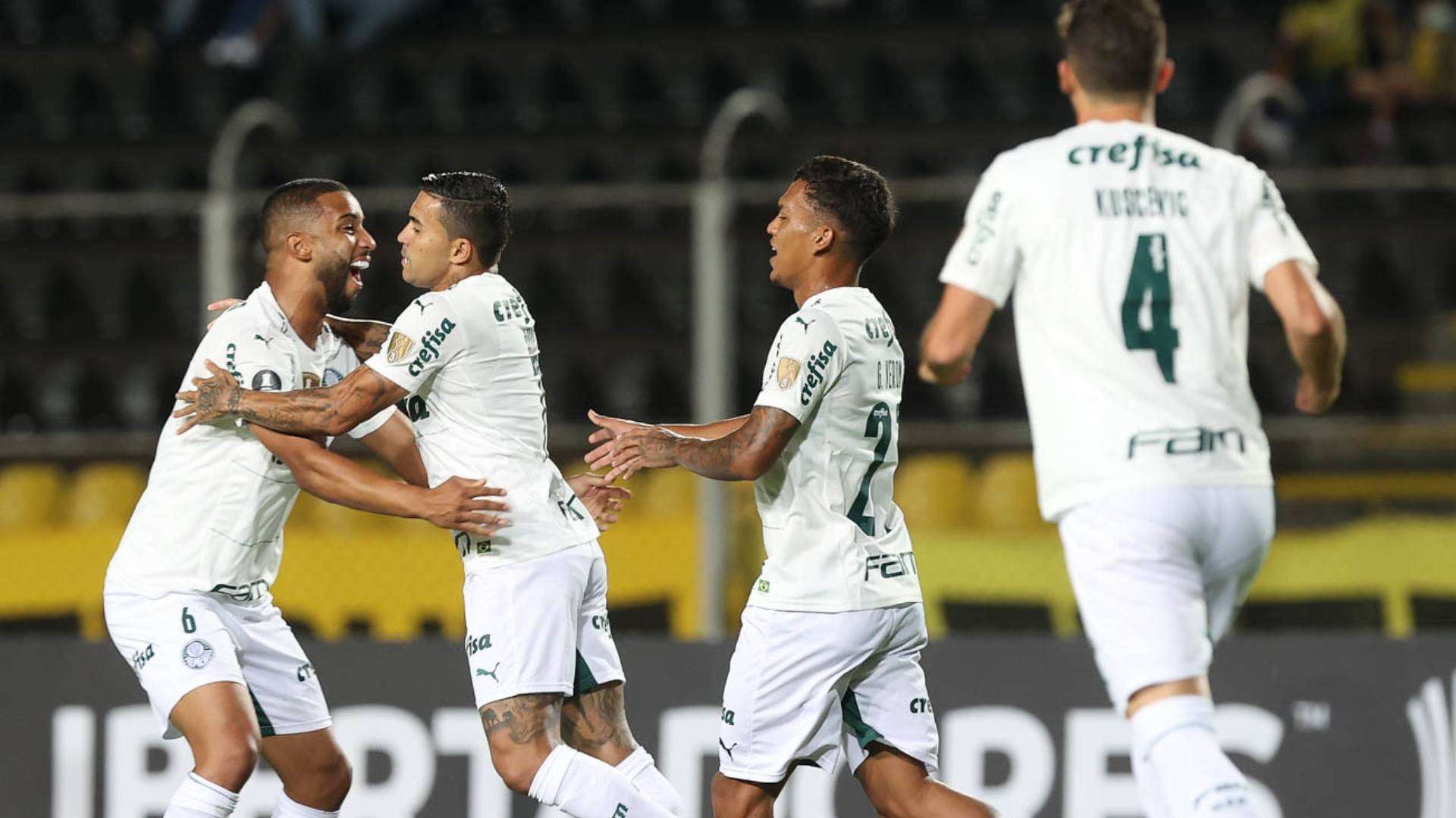 Jogadores do Palmeiras comemoram o primeiro gol contra o Táchira