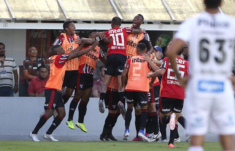 São Paulo comemora gol de Dani Alves contra o Santos