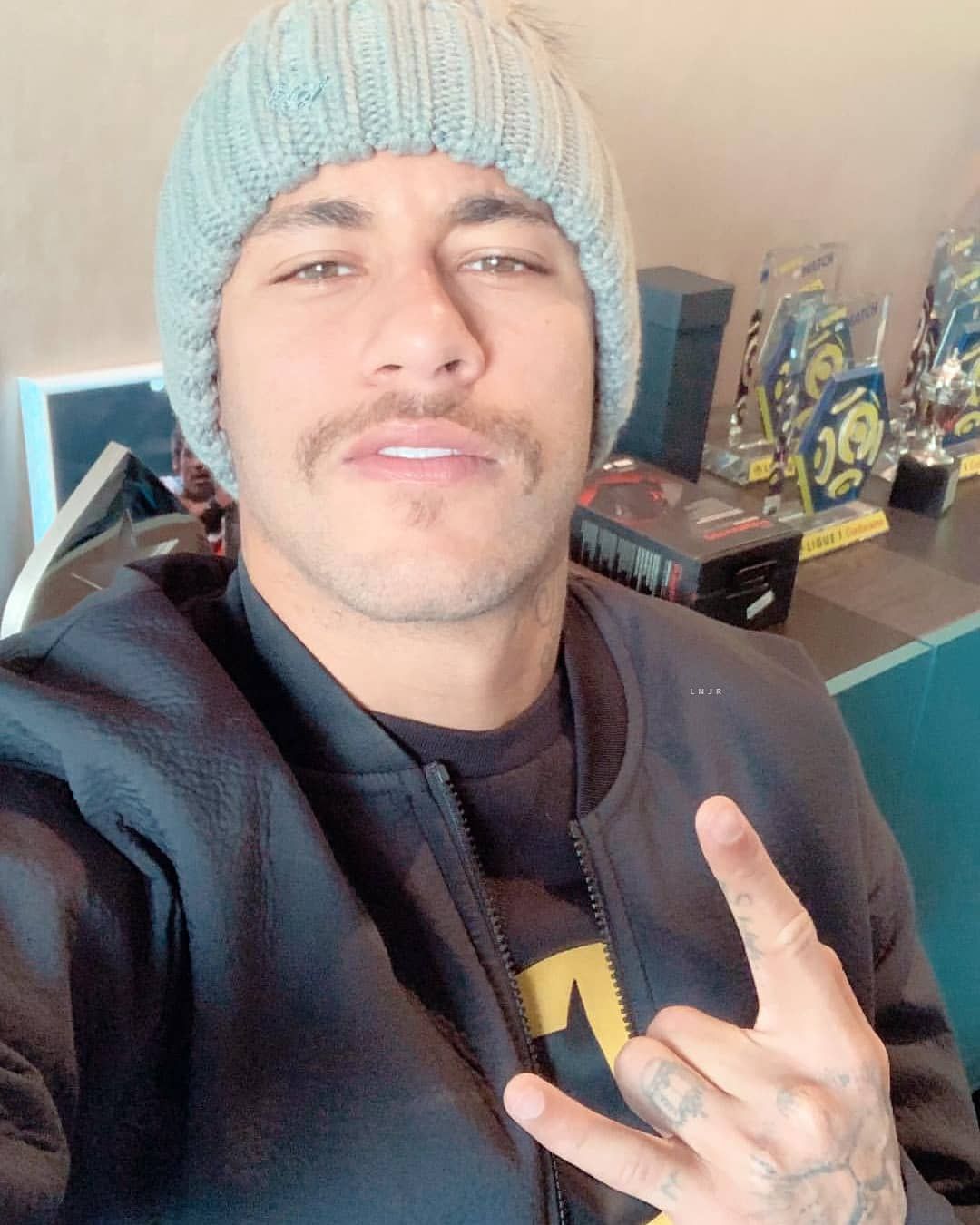 Neymar apresenta novo bigode