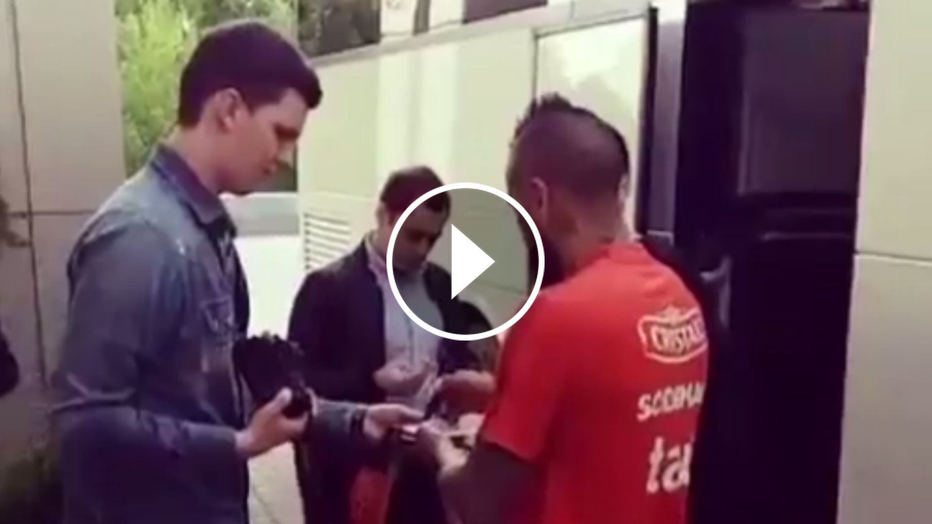 play Arturo Vidal, en Moscú, con los hinchas