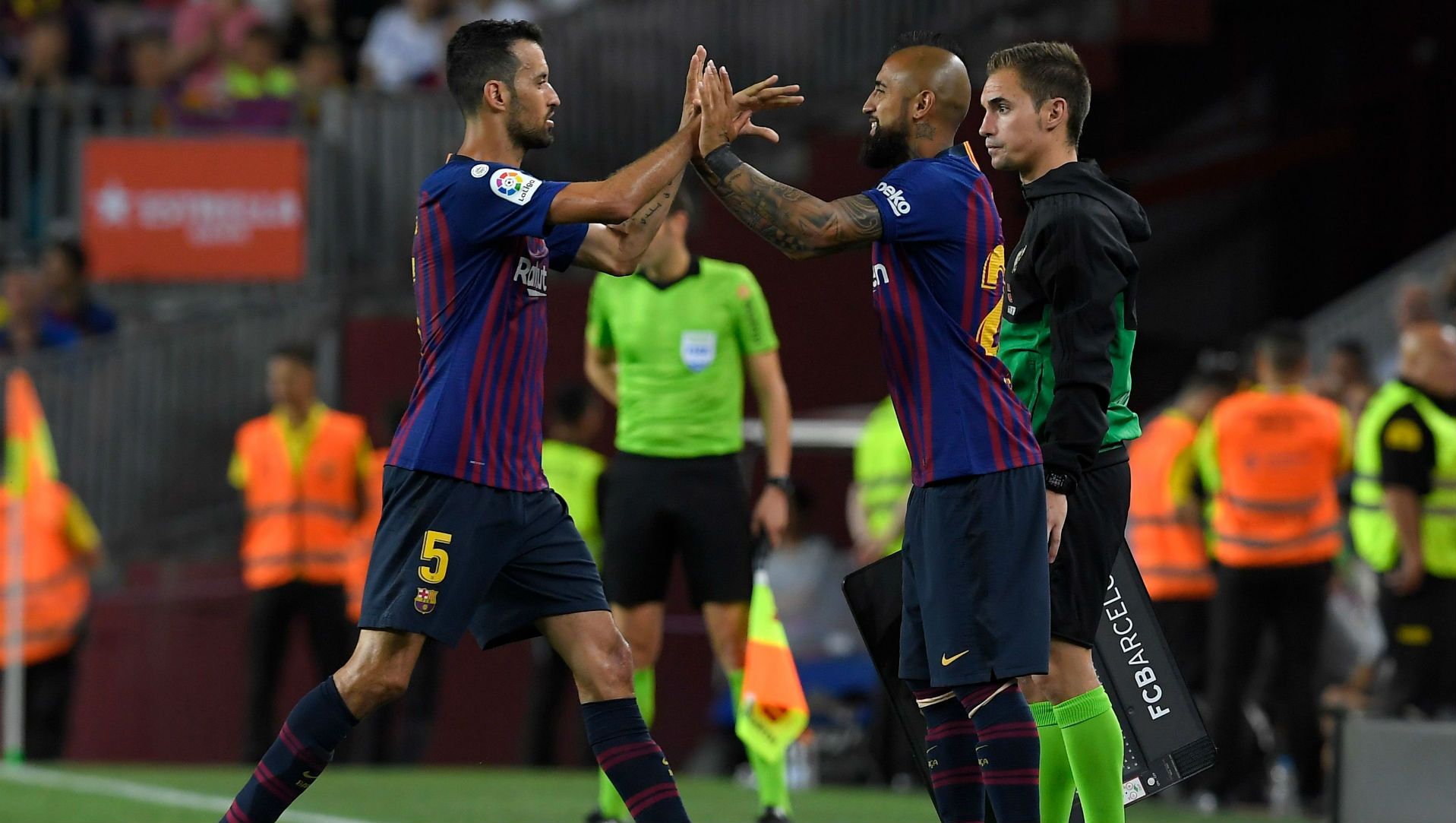 180818 Sergio Busquets Arturo Vidal Barcelona Alavés