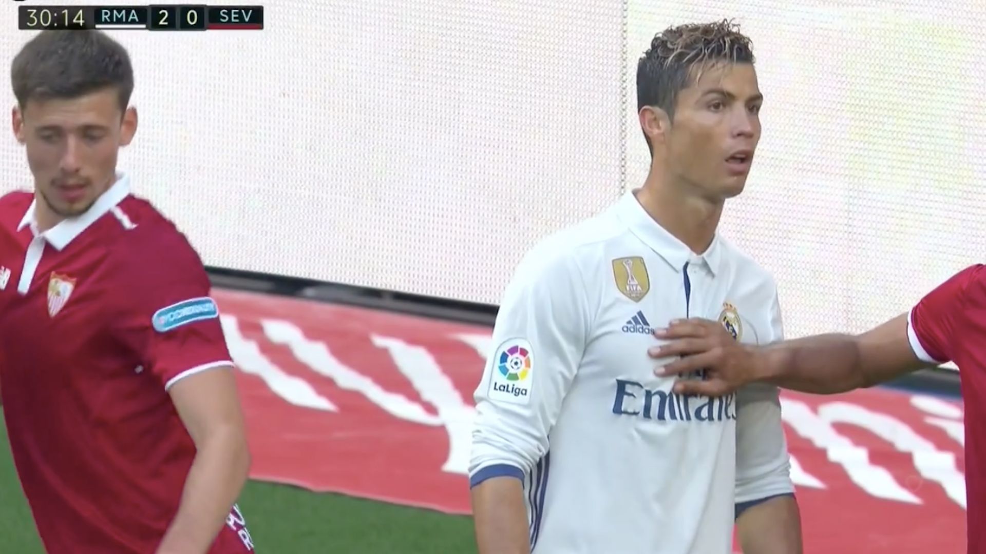 Mercado le rompe la camiserta a Ronaldo