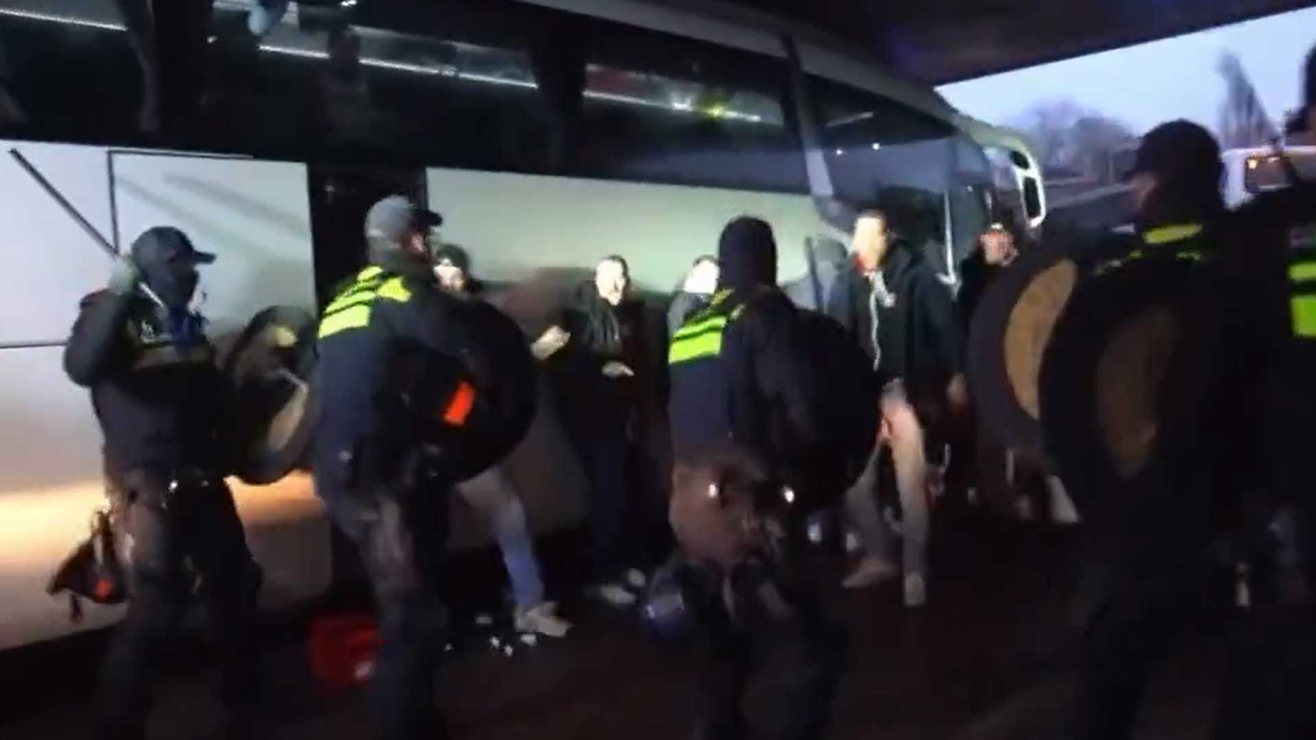 VfB Stuttgart Fans Polizei Deventer Europa League Go Ahead Eagles