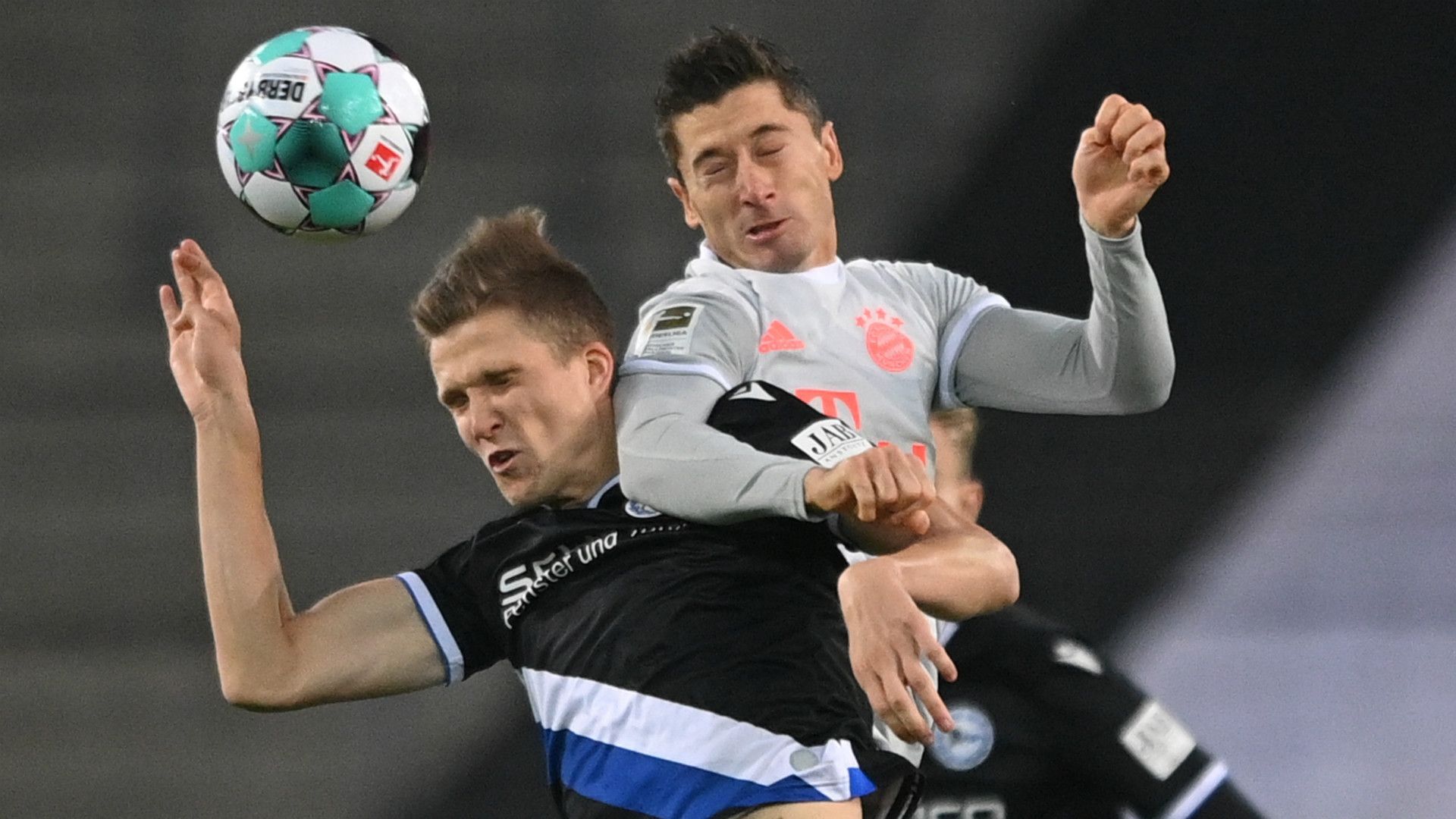FABIAN KUNZE ARMINIA BIELEFELD ROBERT LEWANDOWSKI BAYERN MÜNCHEN GERMAN BUNDESLIGA 17102020