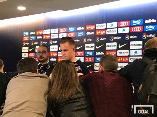 24일(현지시간) 라리가 25라운드 지로나와의 경기 이후 믹스트존에서 현지 취재진들의 질문을 받고 있는 바르사 골키퍼 테어 슈테켄. 사진=골닷컴 이하영 에디터