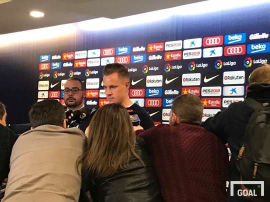 24일(현지시간) 라리가 25라운드 지로나와의 경기 이후 믹스트존에서 현지 취재진들의 질문을 받고 있는 바르사 골키퍼 테어 슈테켄. 사진=골닷컴 이하영 에디터
