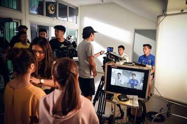 GIVE A SHOUT: เหงื่อ/ไอดอล/ฟุตบอล/น้ำตา -ไพรัช คุ้มวัน ผกก. MV 'วันแรก'