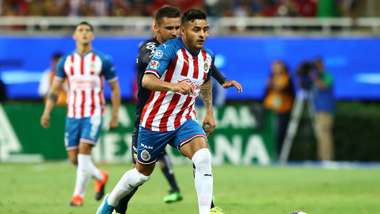Chivas Pumas Alexis Vega Andrés Iniestra