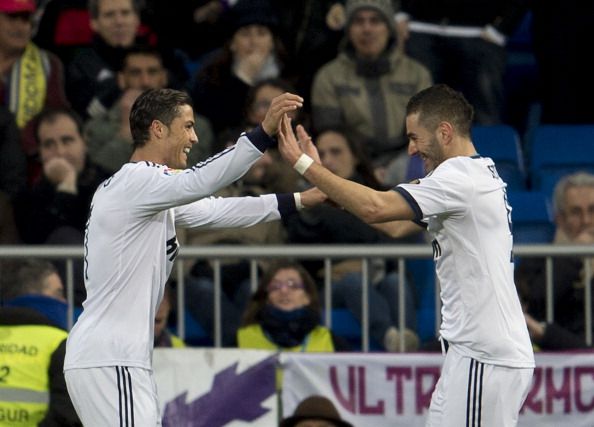 Cristiano Ronaldo y Benzema celebran en el Real Madrid-Sevilla