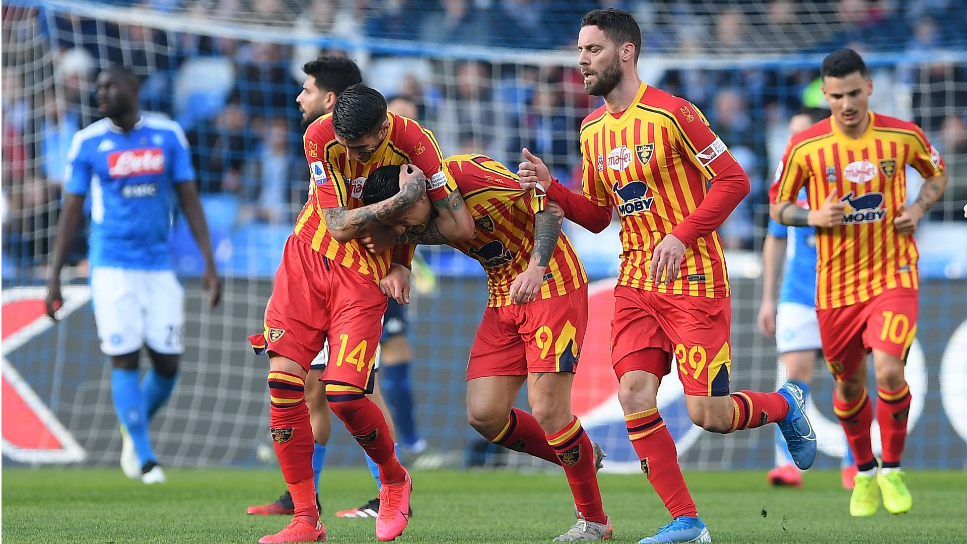 Lecce celebrating Napoli Lapadula