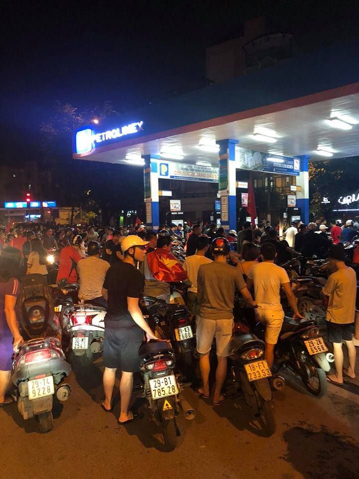 CĐV Việt Nam ăn mừng