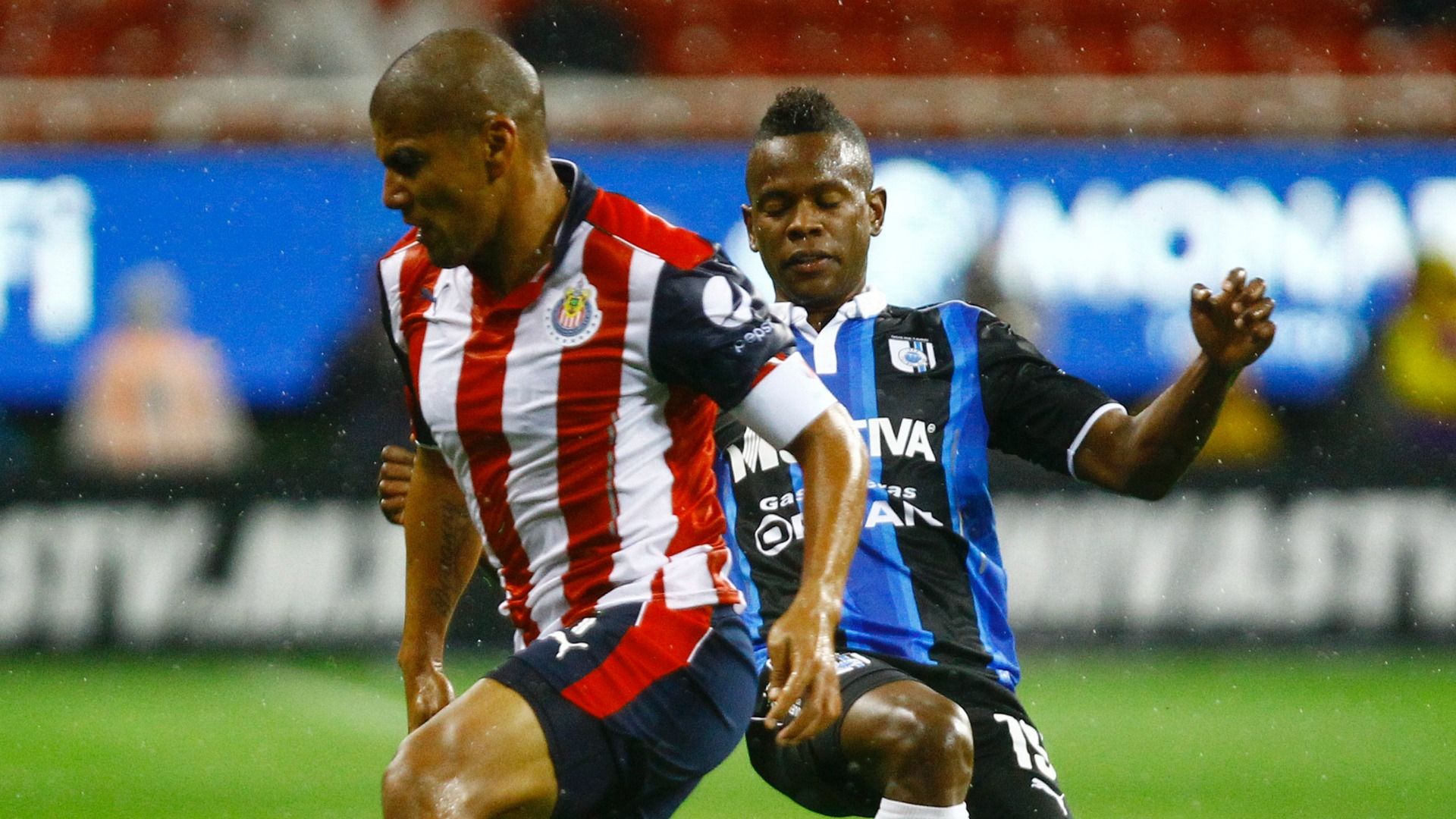 Carlos Salcido Yerson Candelo Chivas Querétaro 281016