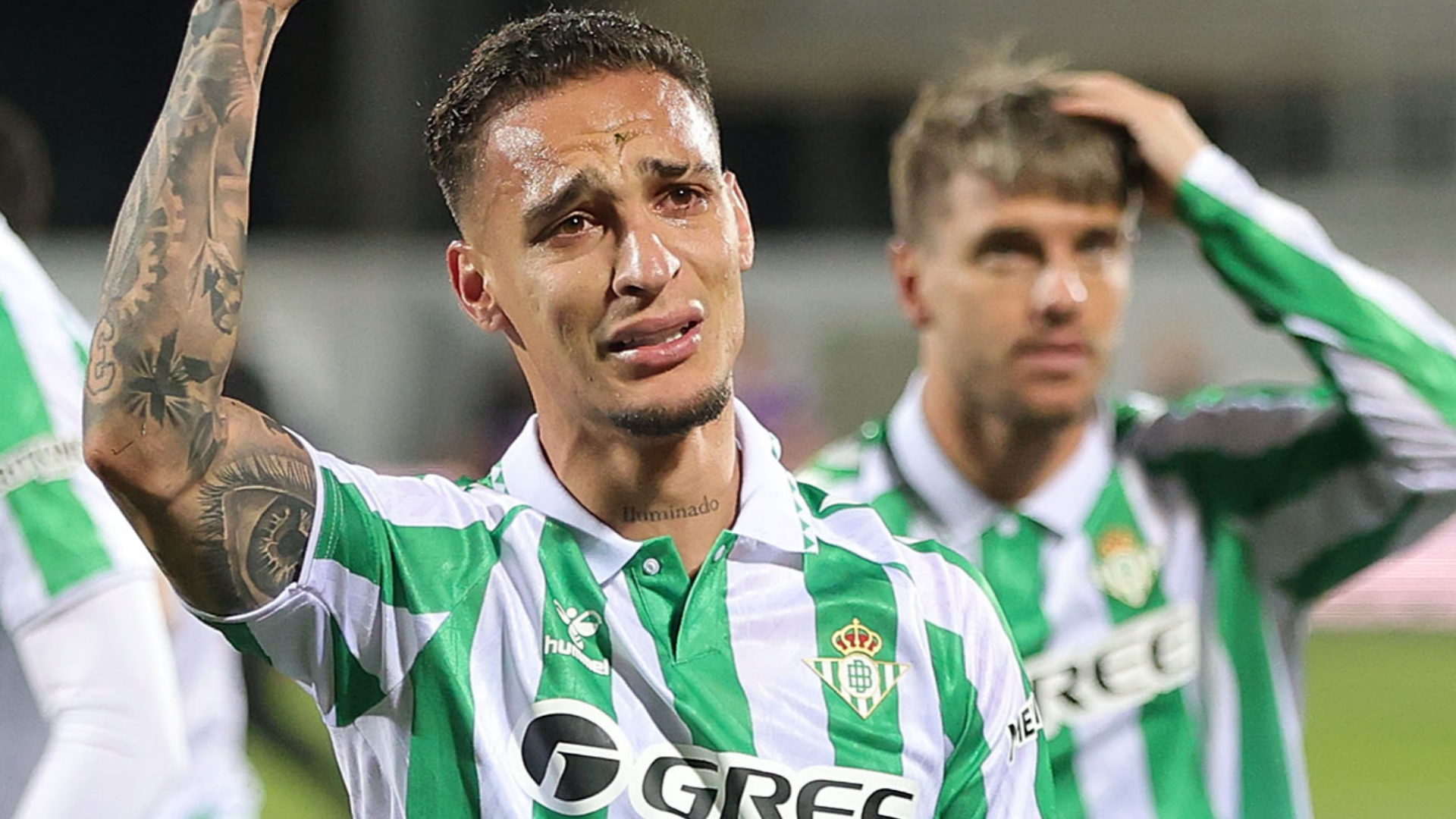 VIDEO: Real Betis fans chant for Antony to stay as Man Utd outcast is mobbed by team-mates during wild Conference League final celebrations | Goal.com UK