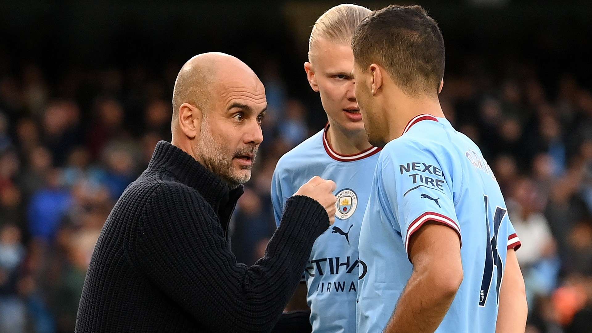 Pep Guardiola gives instructions to Erling Haaland and Rodri of Manchester City