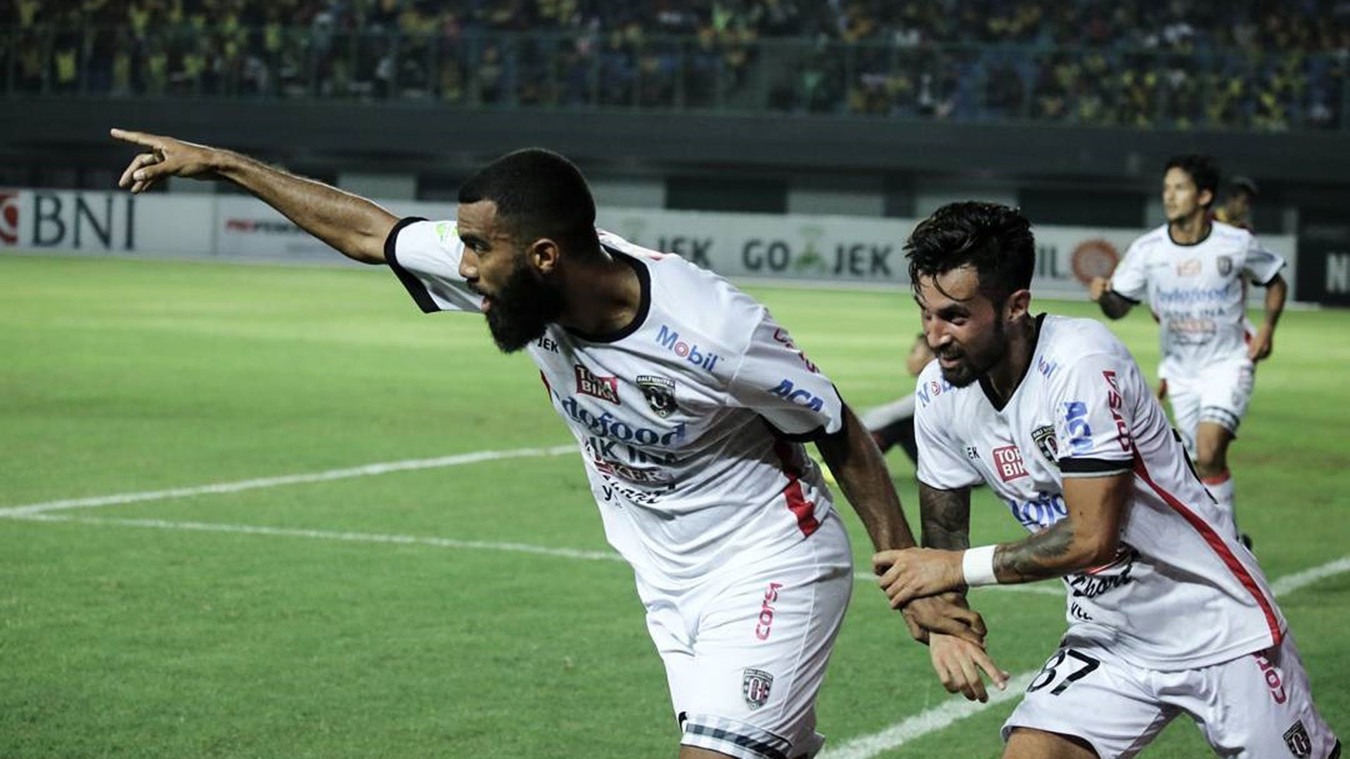 Selebrasi Sylvano Comvalius & Stefano Lilipaly - Bali United