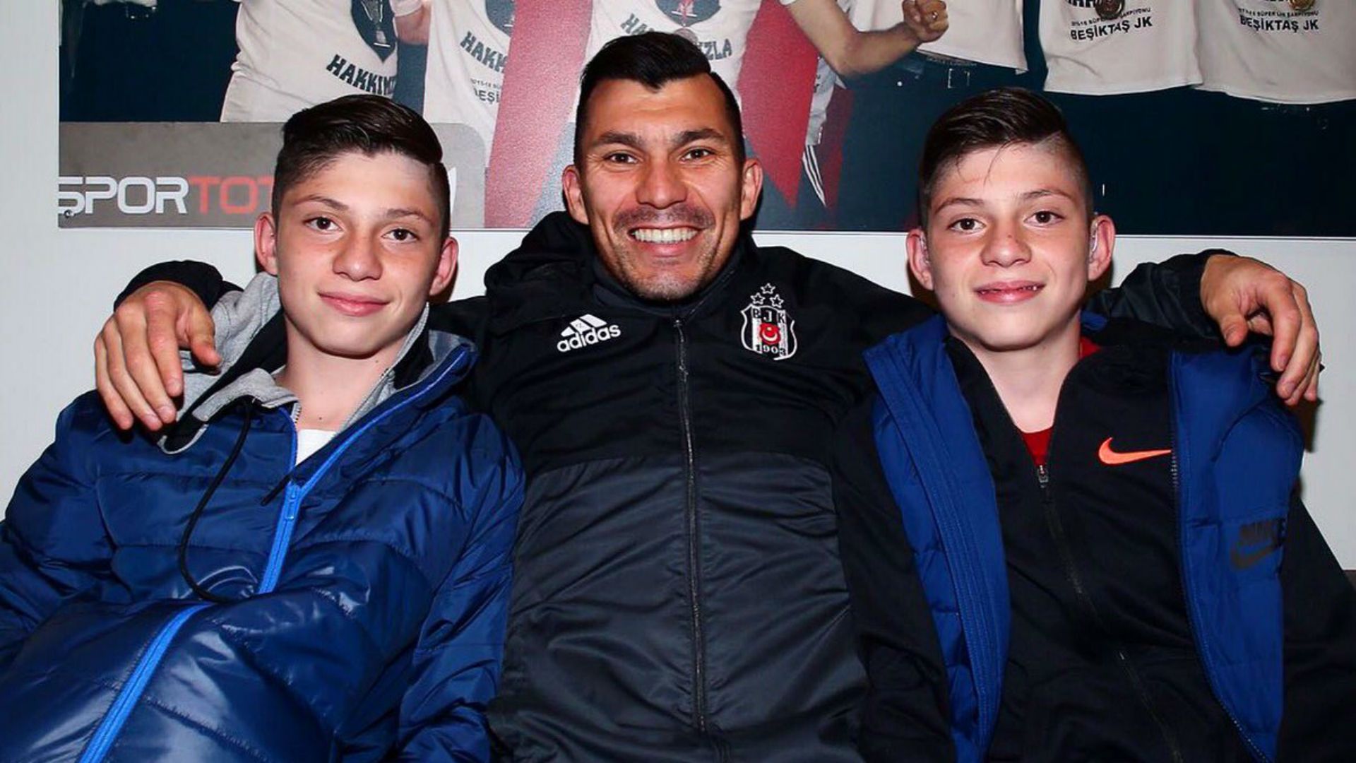 Gary Medel con sus gemelos