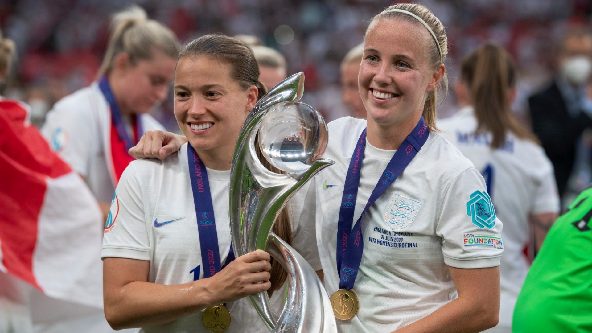 Fran Kirby Beth Mead England Euro 2022 trophy
