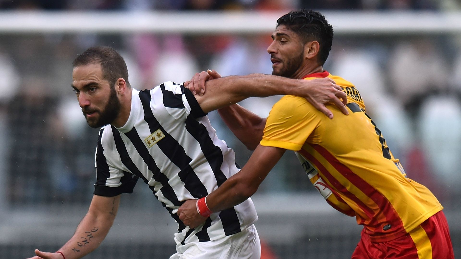 Higuain Lazaar Juventus Benevento Serie A