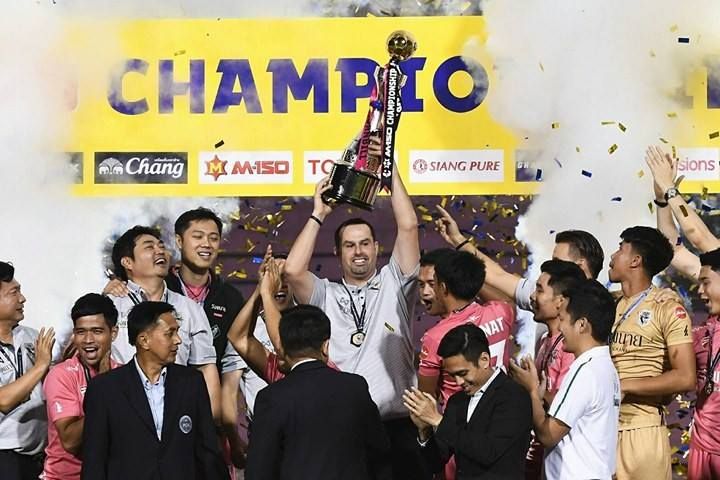 “ฟุตบอลไม่มีคำว่าเด็กเกินไป” - ไขความลับนกใหญ่พิฆาตกับ เดนนิส อมาโต