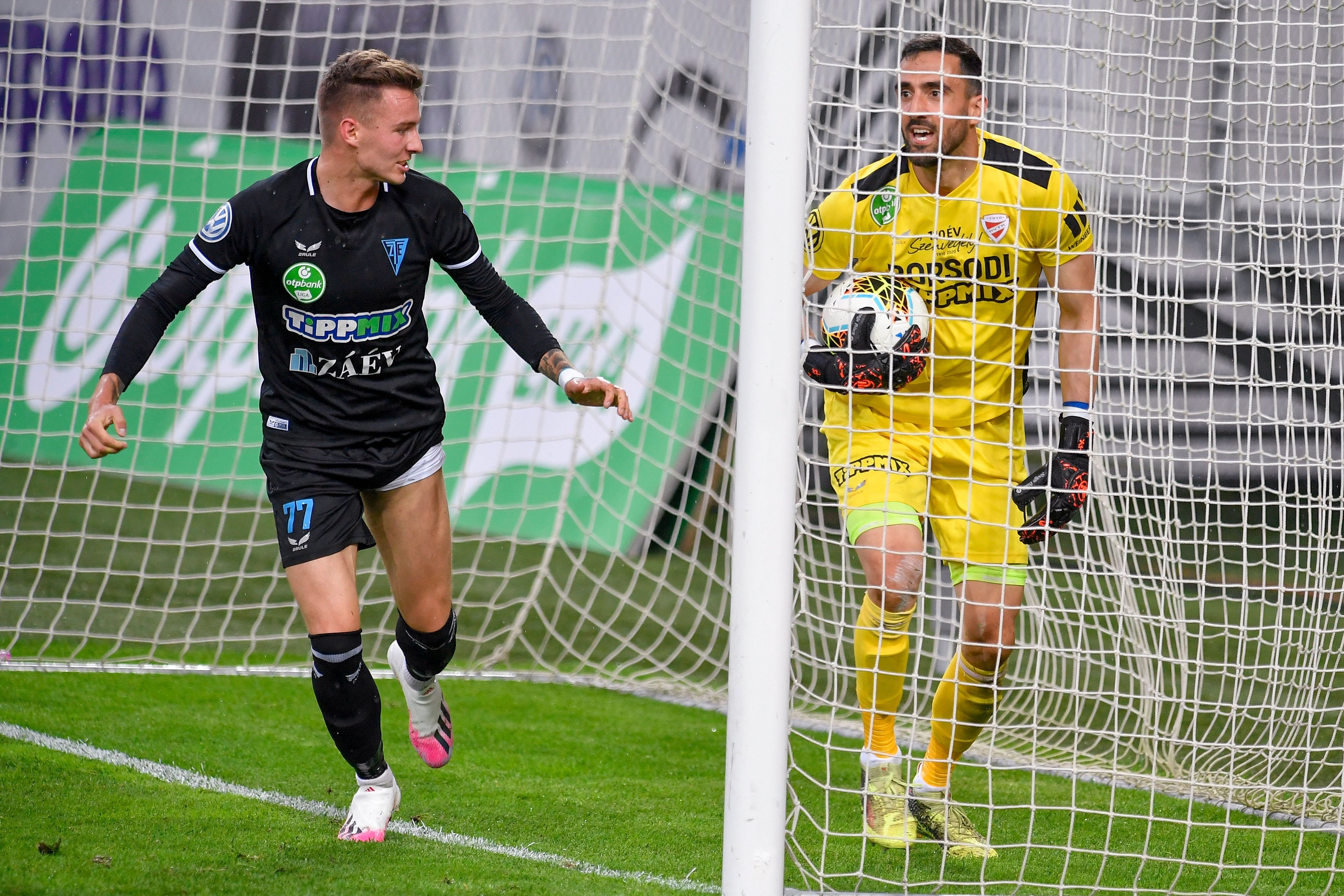 Bolla Bendegúz (feketében) gólja után Braniszlav Danilovics csak a gólvonalon túl fogta meg a labdát