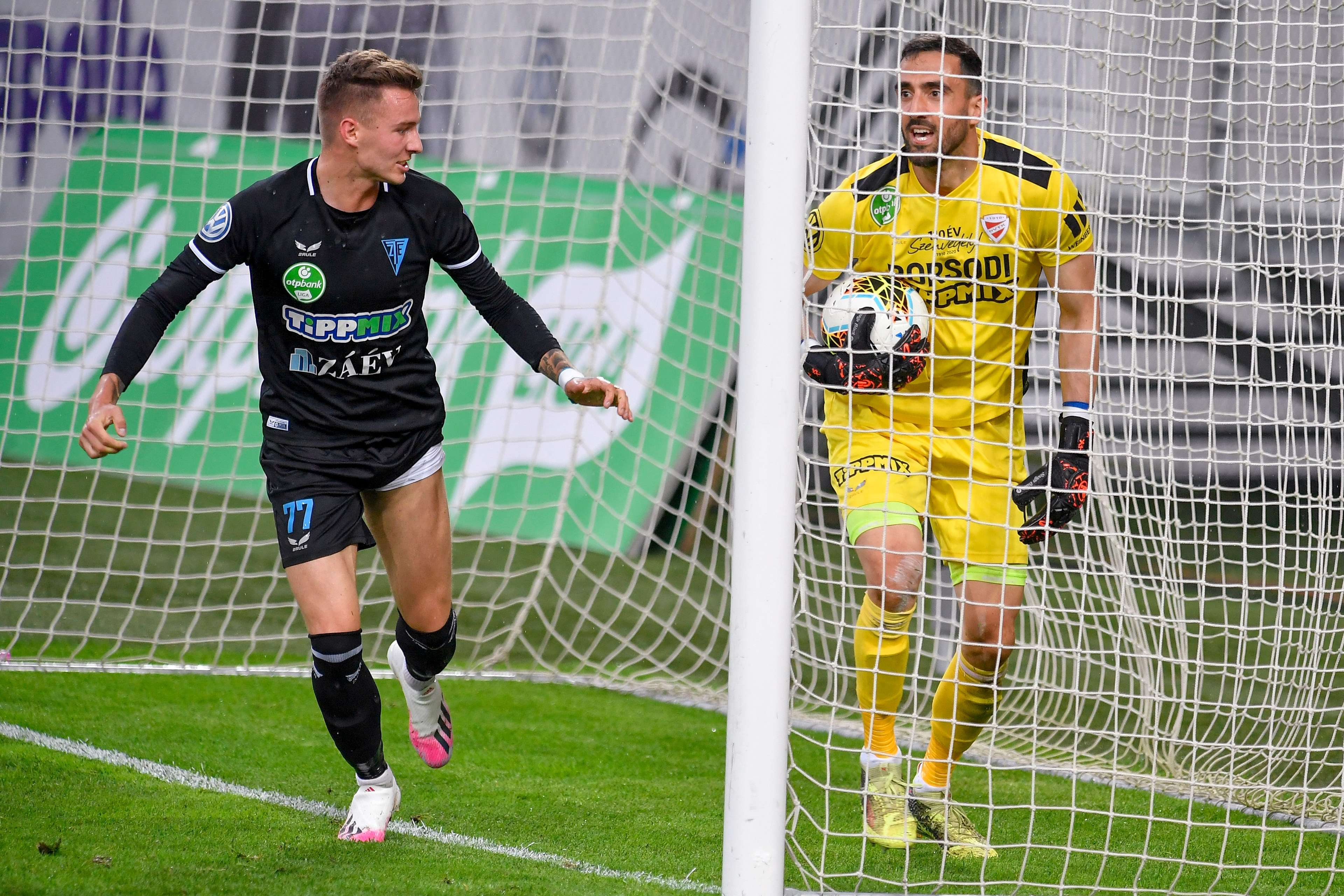 Bolla Bendegúz (feketében) gólja után Braniszlav Danilovics csak a gólvonalon túl fogta meg a labdát