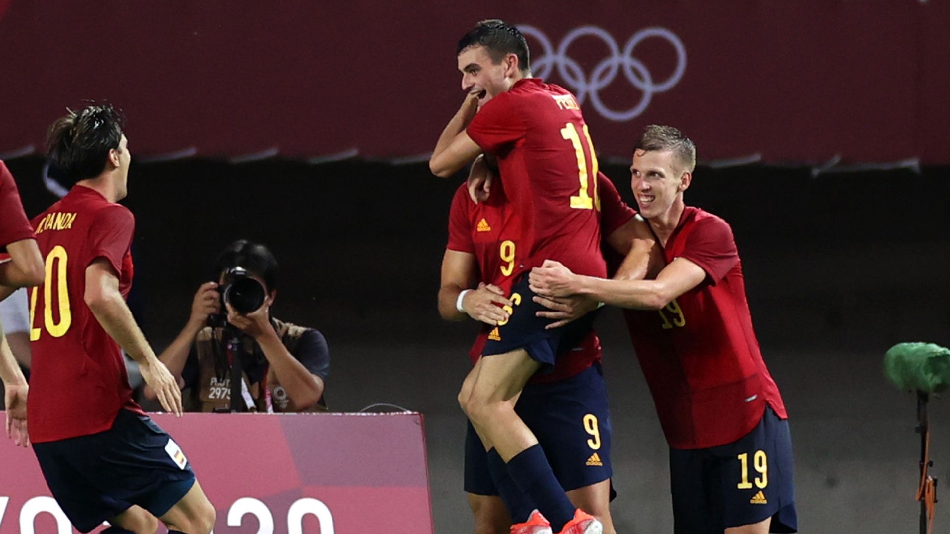 Rafa Mir, abrazado por sus compañeros en el España vs. Costa de Marfil