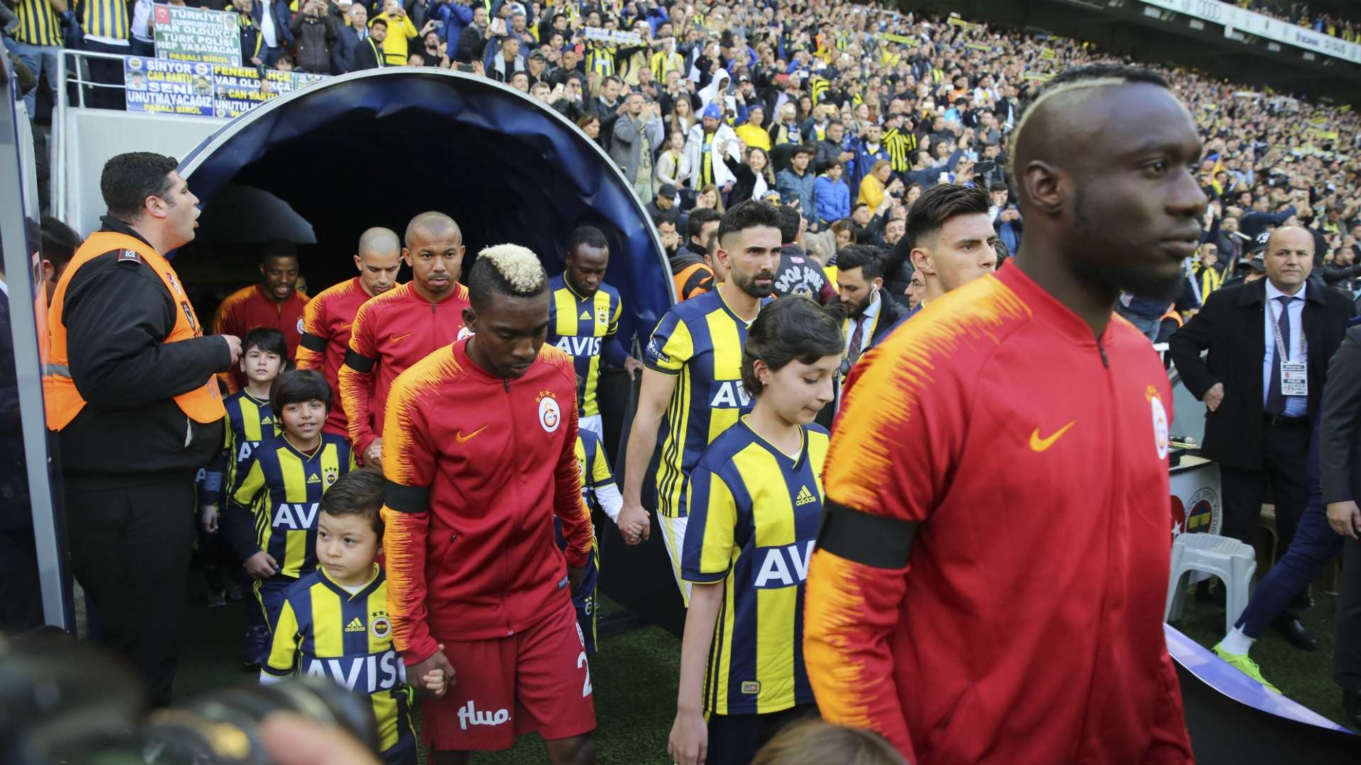 Fenerbahce Galatasaray tunnel 04142019