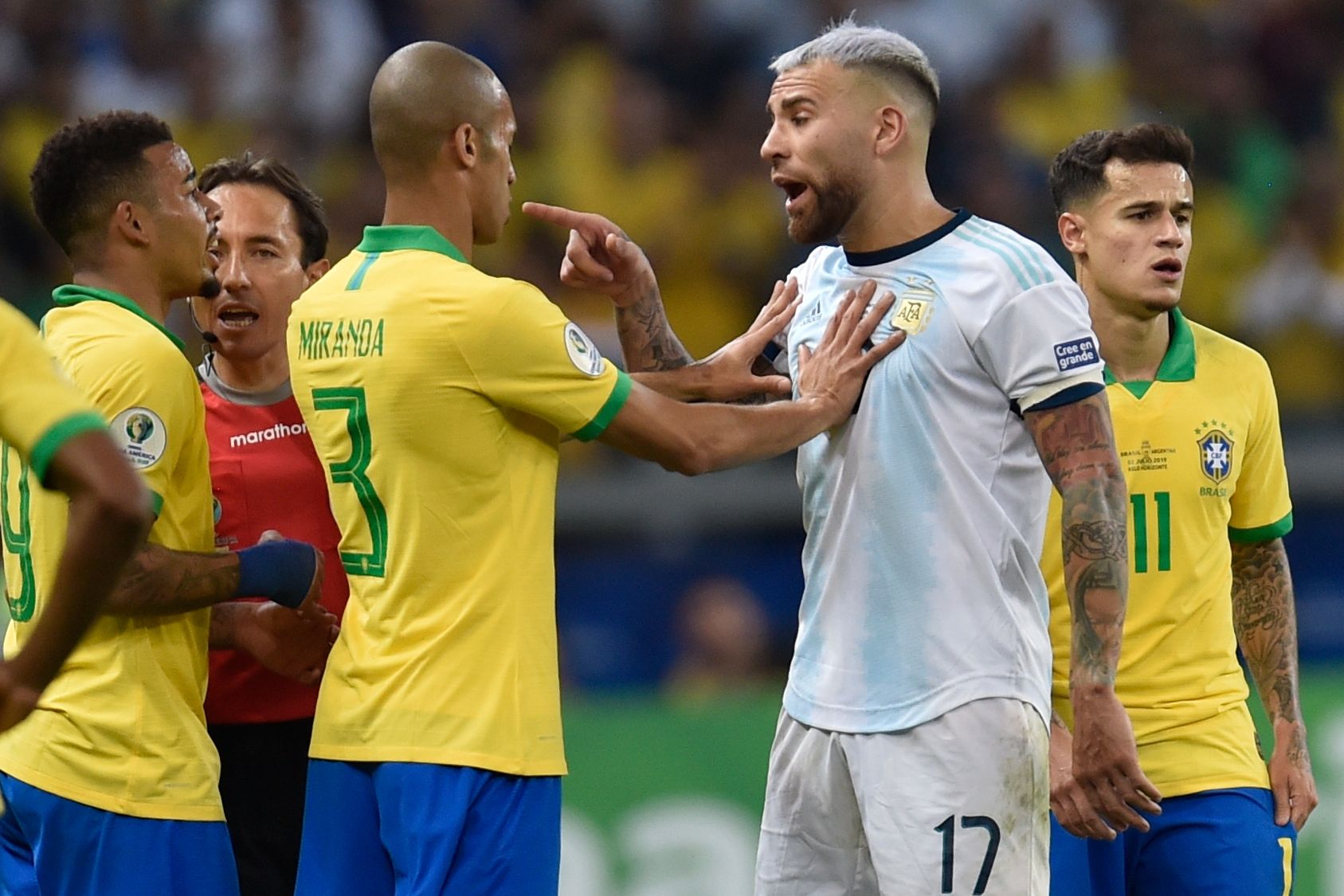Otamendi discute com jogadores da seleção brasileira