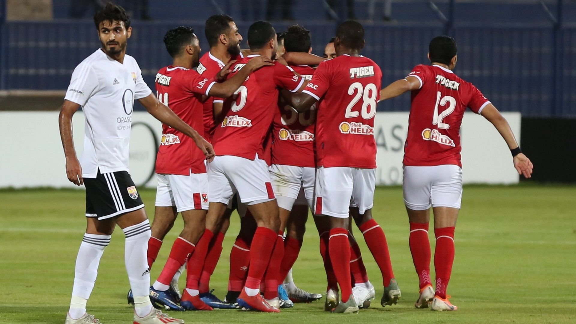 لاعبو الأهلي يحتفلون بهدف وليد سليمان في مرمى الجونة