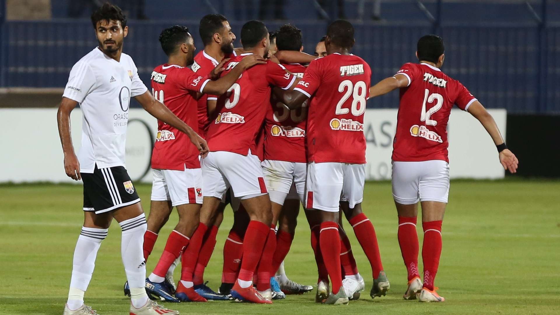 لاعبو الأهلي يحتفلون بهدف وليد سليمان في مرمى الجونة