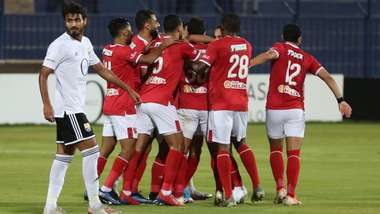 لاعبو الأهلي يحتفلون بهدف وليد سليمان في مرمى الجونة