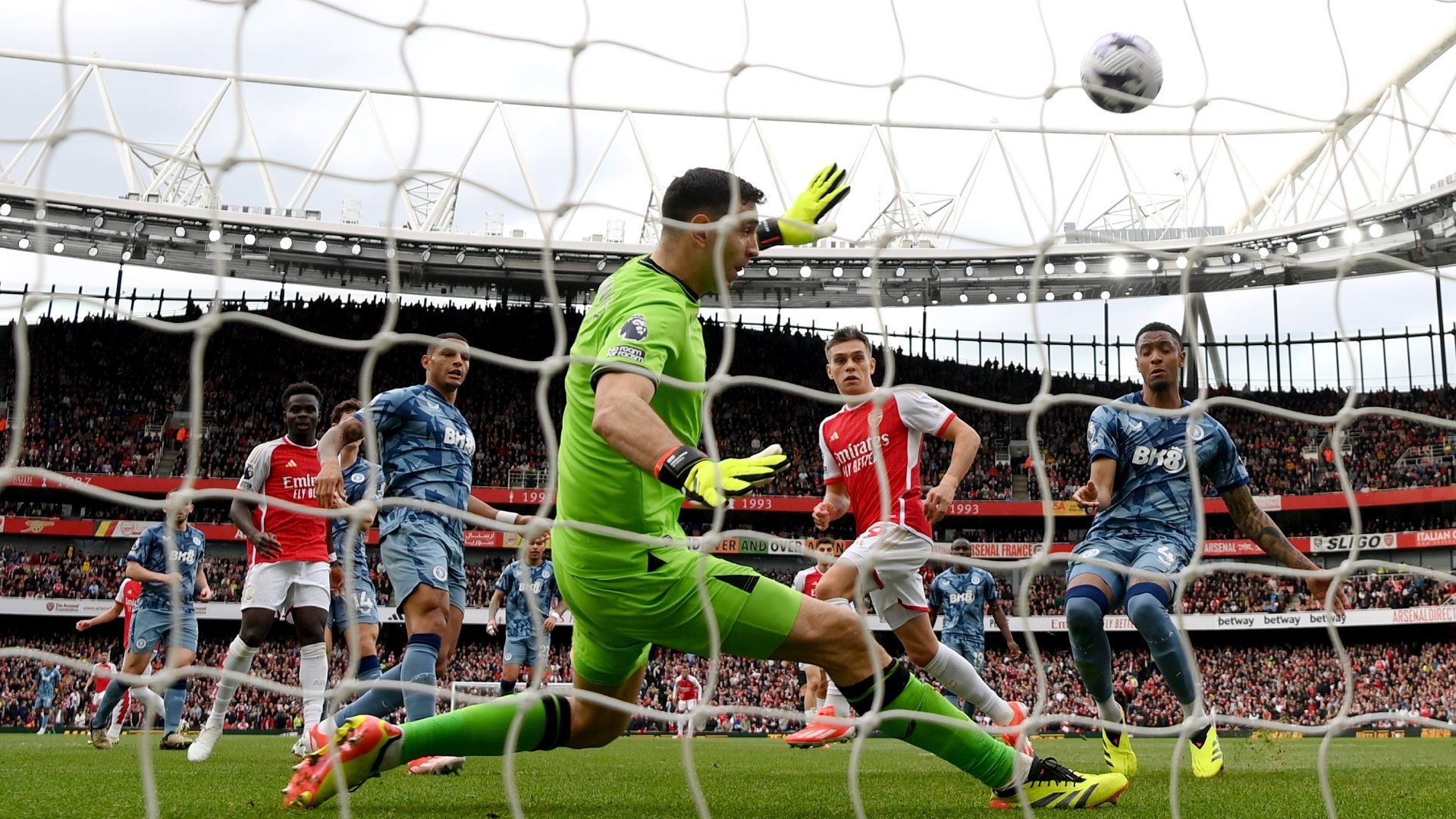 Emi Martinez save Arsenal Aston Villa 2023-24