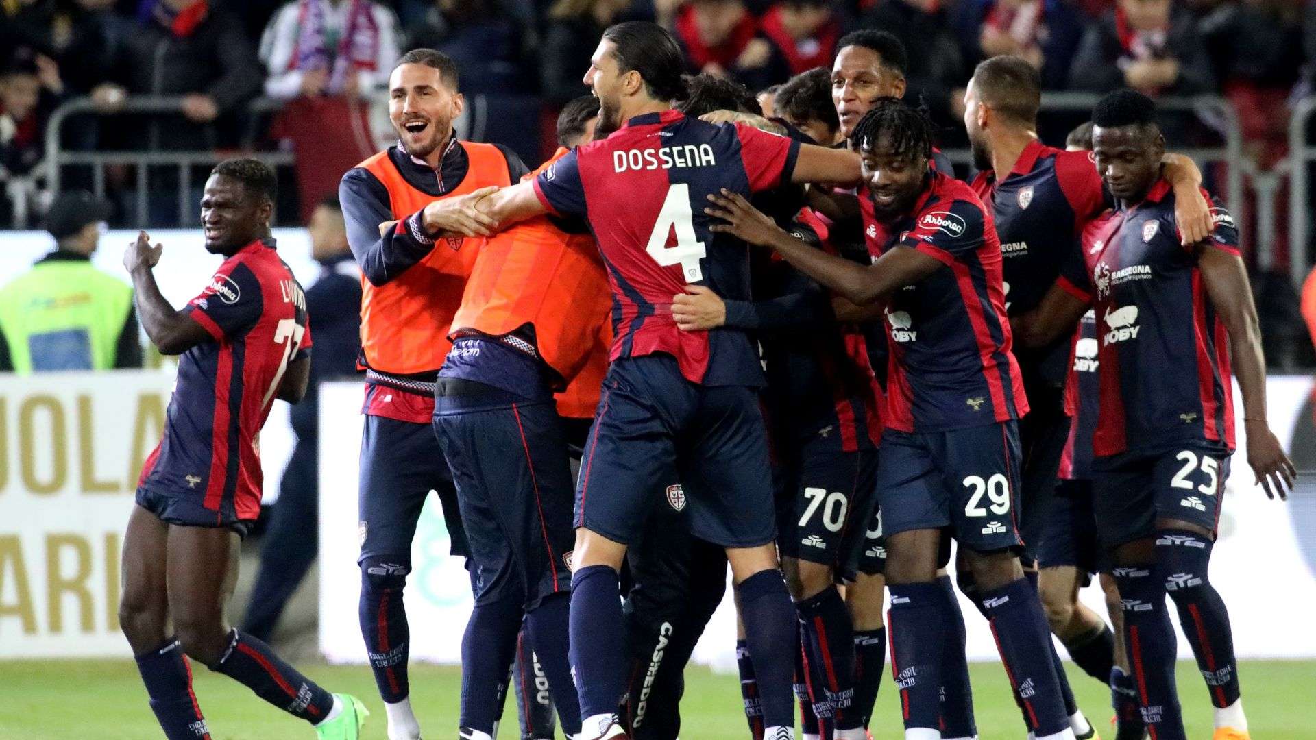 Cagliari players celebrating Cagliari Juventus