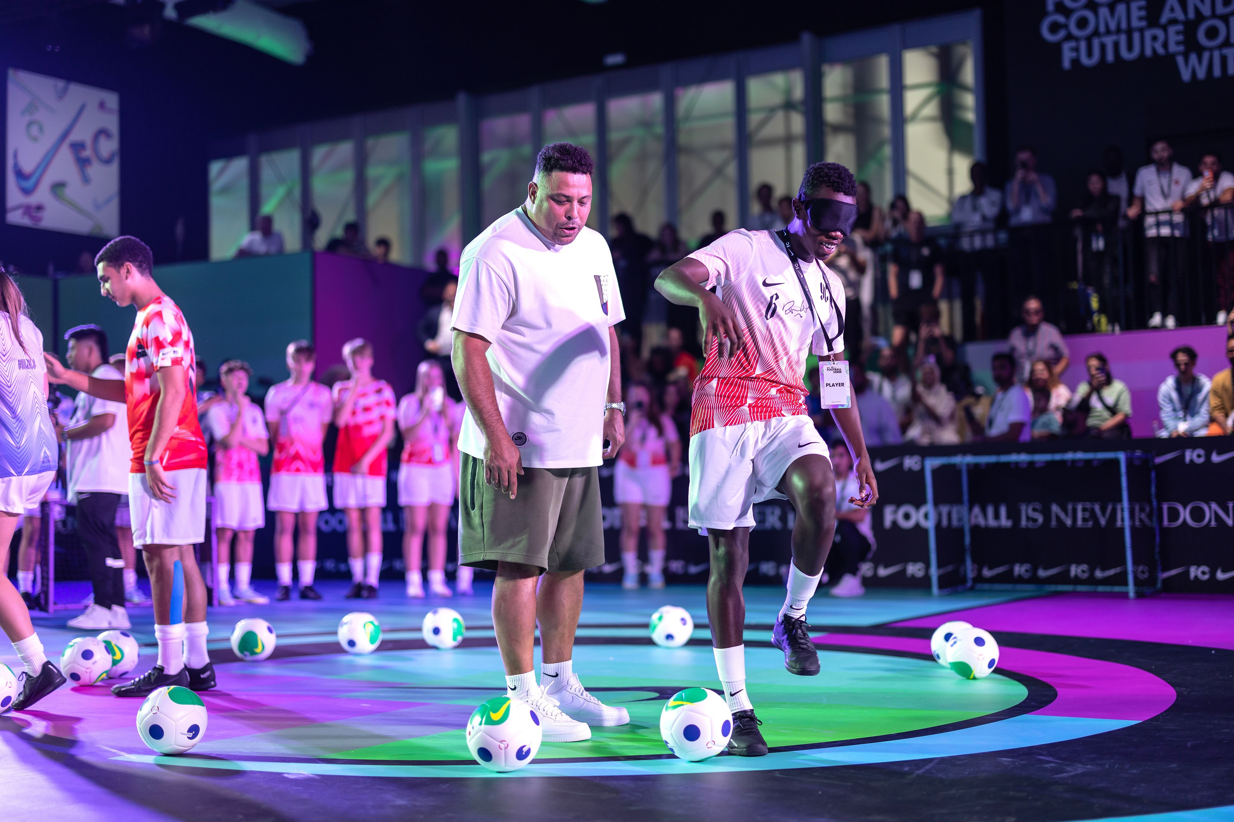 جنون كرة القدم: لكل جيل أبطاله الخارقين.. تعرفوا على The Footballverse