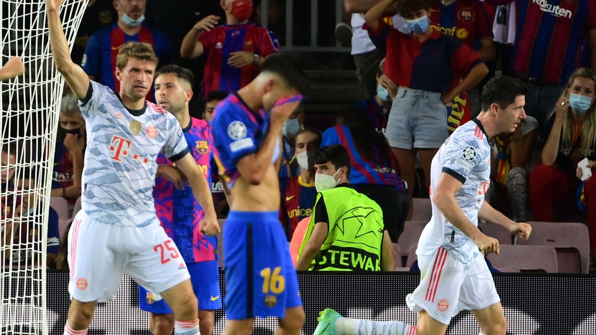 Pedri, Muller y Lewandowski en el Barcelona vs. Bayern