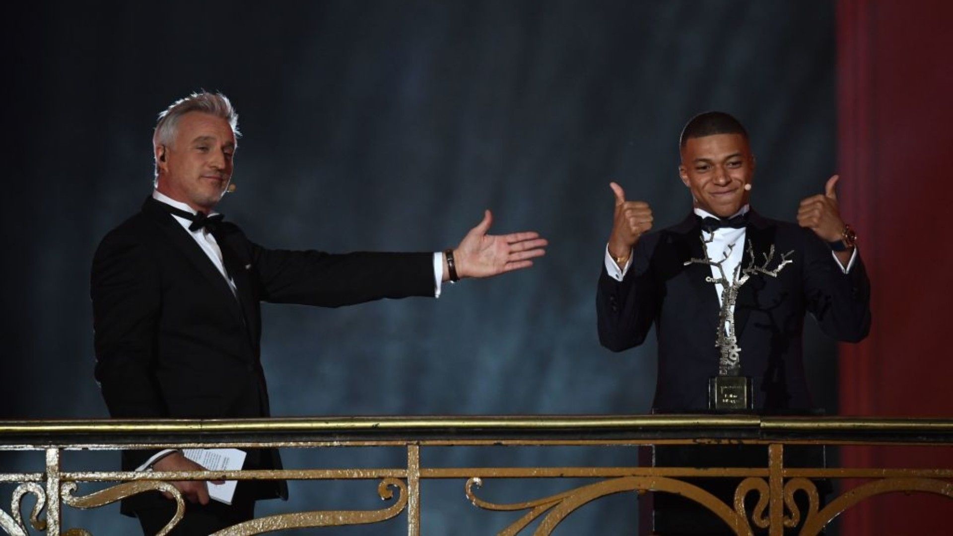 Kylian Mbappé con su Trofeo Kopa ganado en el Balón de Oro 2018