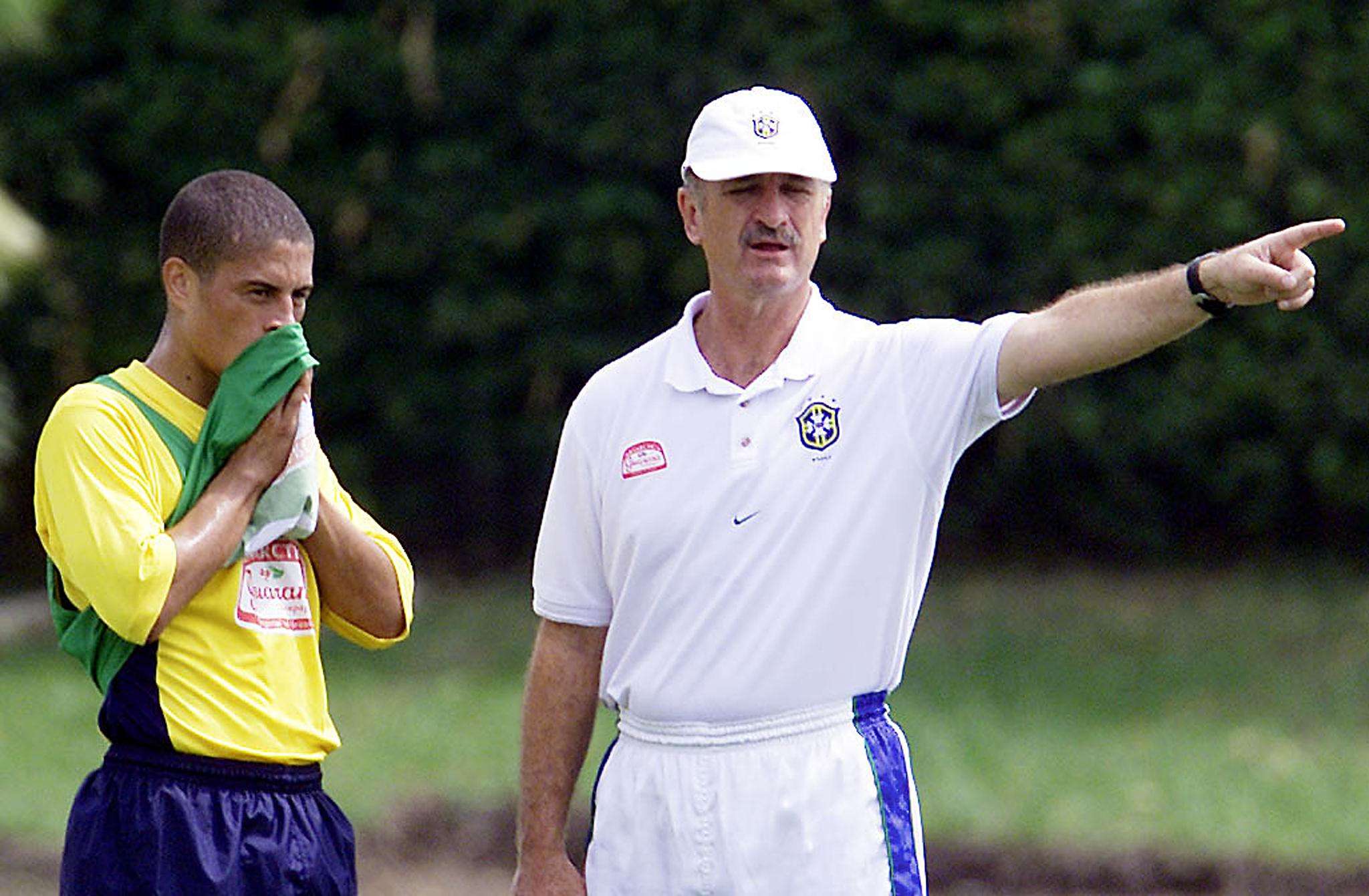 Luiz Felipe Scolari dá instruções a Alex em treino na Copa América de 2001