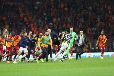 Galatasaray Fenerbahce fight 1122018