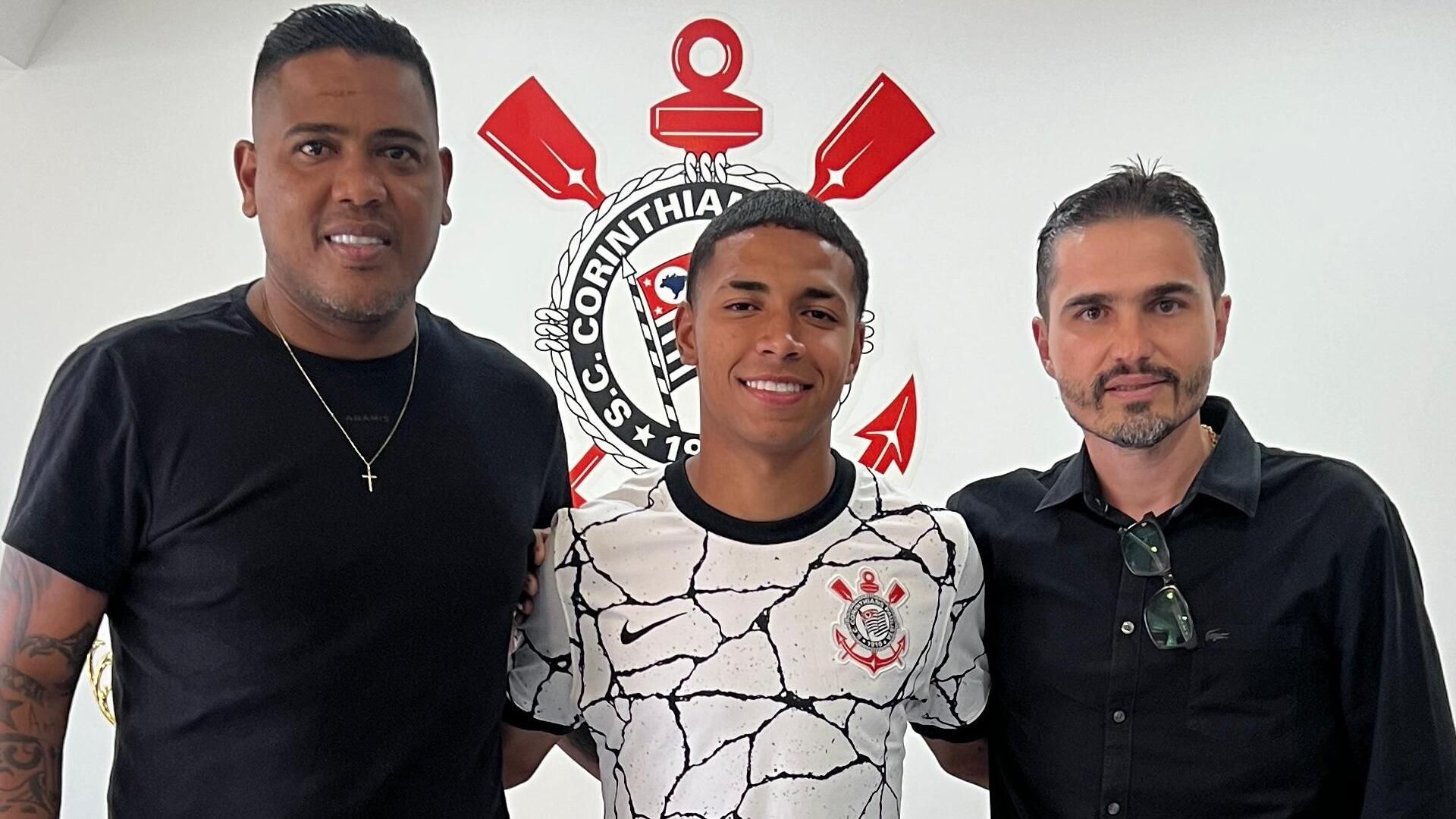 Kaio Henrique Corinthians e os empresários Tiago de Lima e Luizinho Piraciba