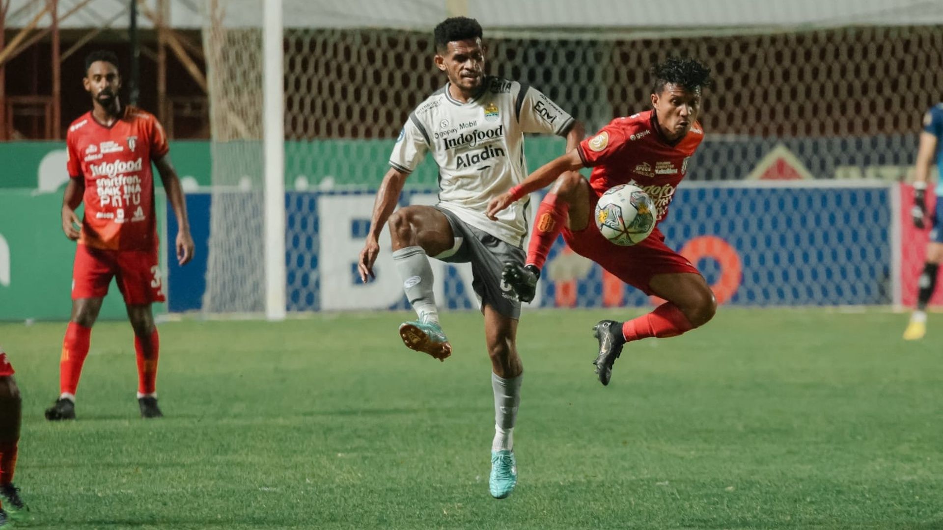 Ricky Kambuaya vs Hendra Bayauw - Bali United vs Persib