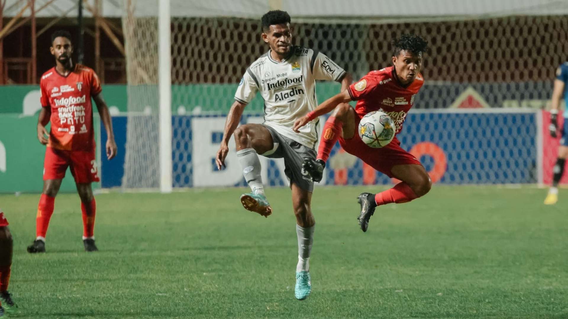 Ricky Kambuaya vs Hendra Bayauw - Bali United vs Persib