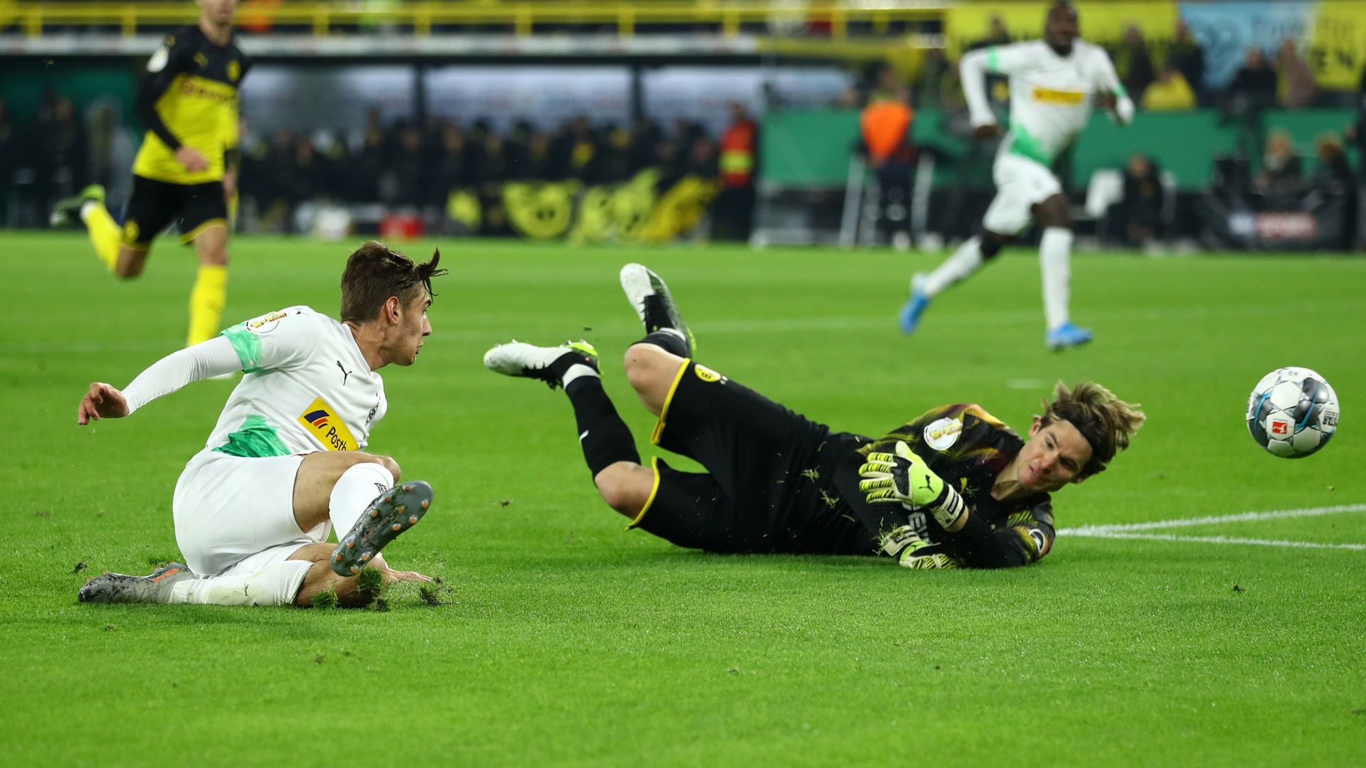 Marwin Hitz Borussia Dortmund BVB Gladbach DFB-Pokal 30102019