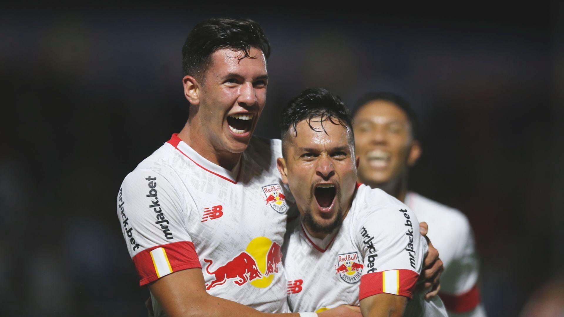 Thiago Borbas e Artur, do Red Bull Bragantino, em ação no Paulistão 2023