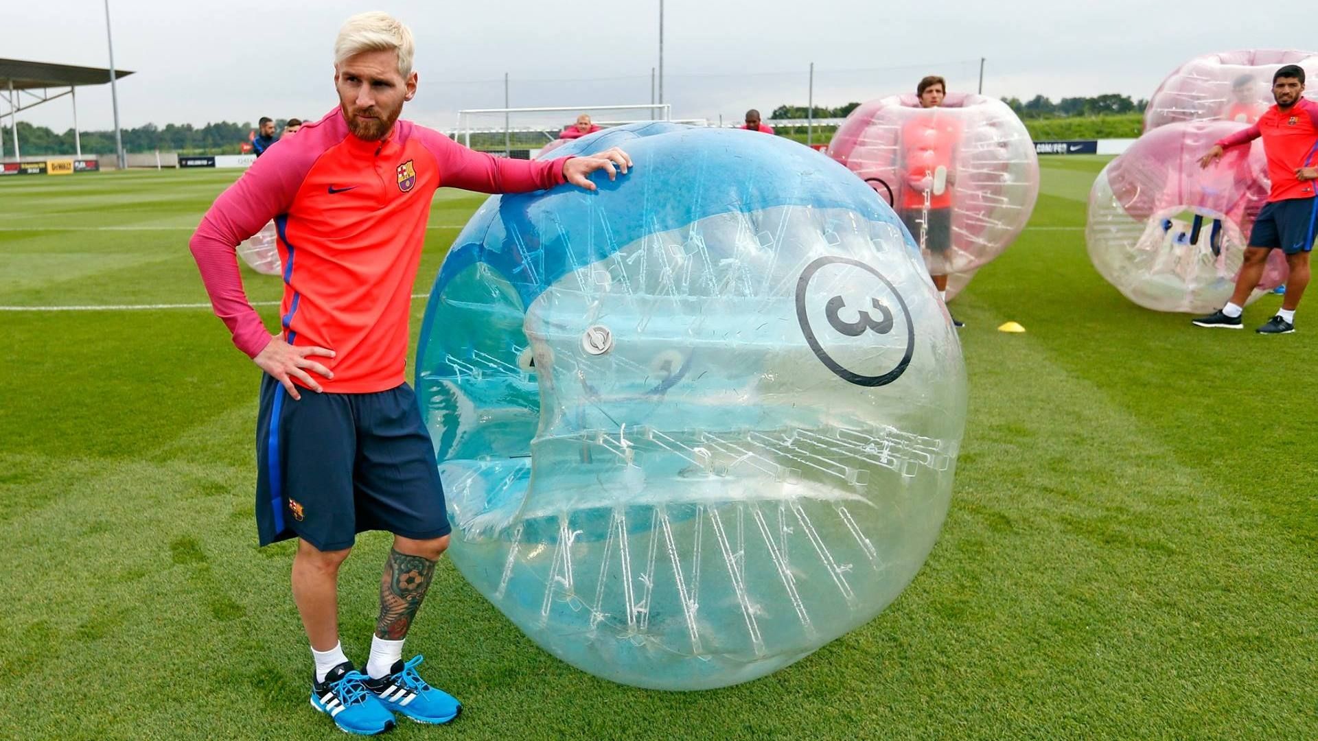 Lionel Messi Barcelona train balloon