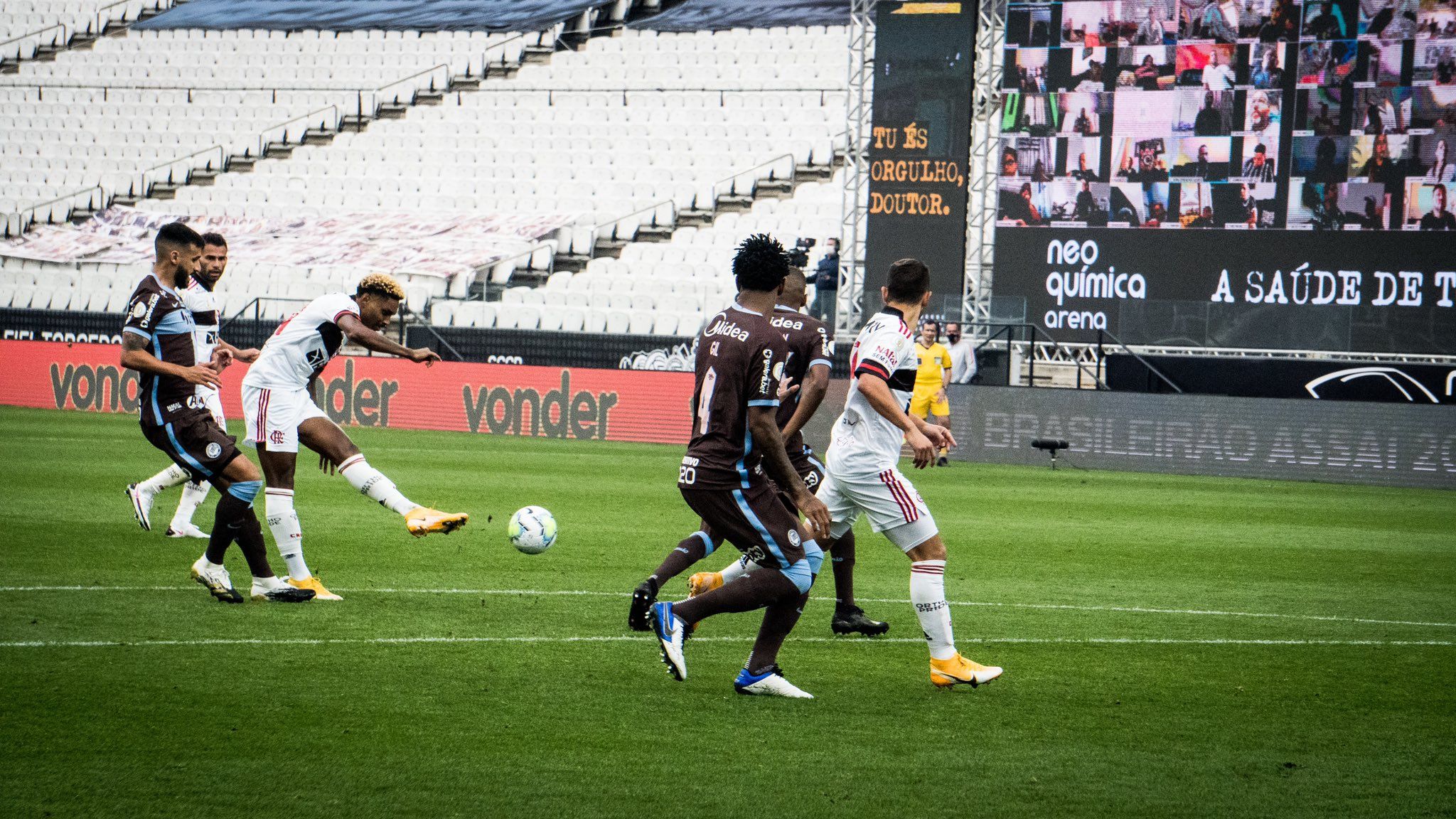 Vitinho faz gol pelo Flamengo
