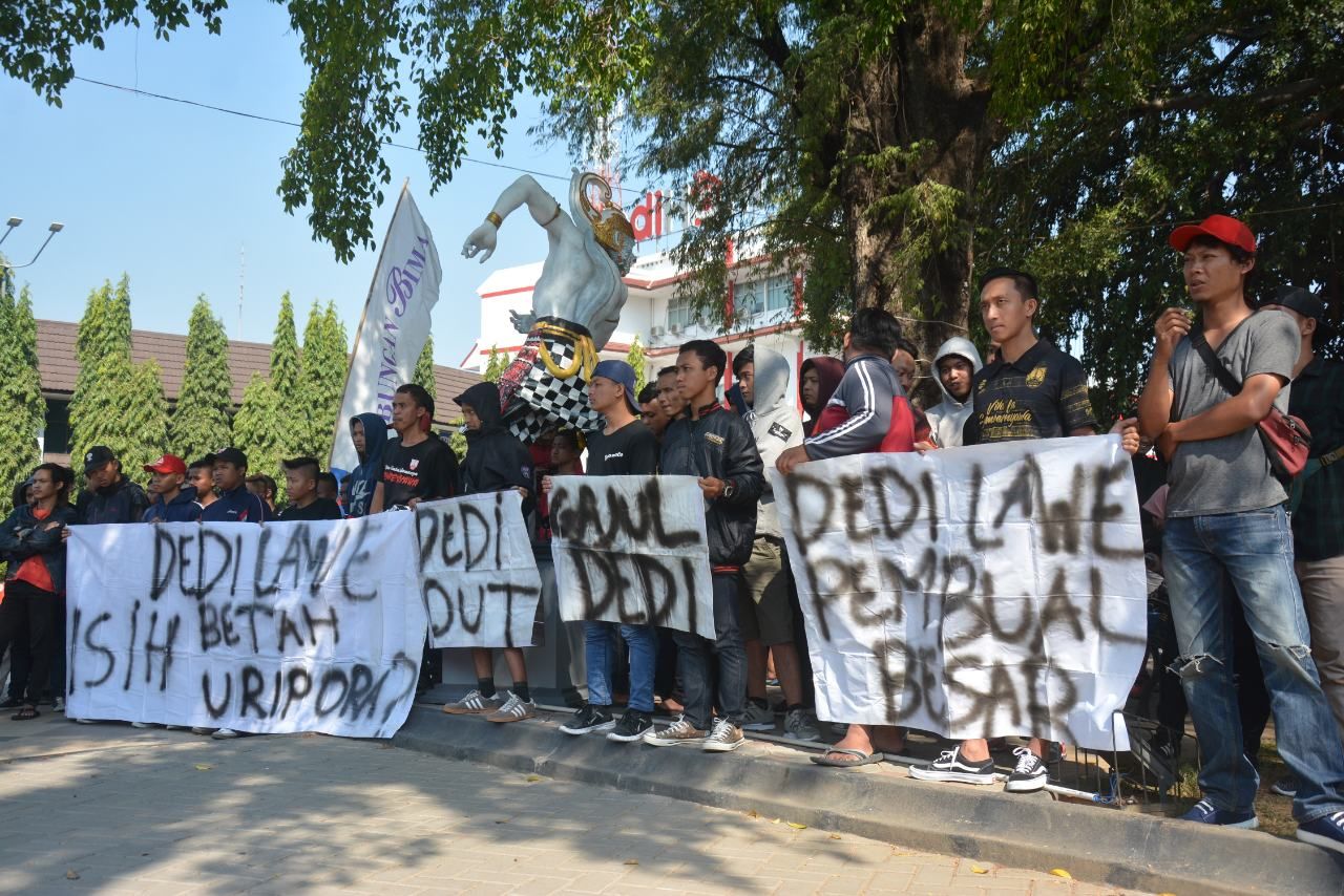 Protes Suporter Persis Solo